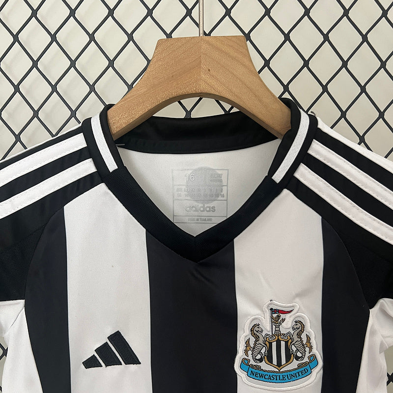 Conjunto Infantil Newcastle l 2024/25 Listrado - Modelo Torcedor