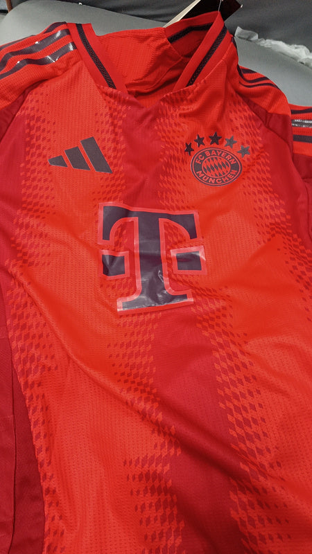 Camisa Bayern de Munique l 2024/25 Vermelha - Modelo Jogador