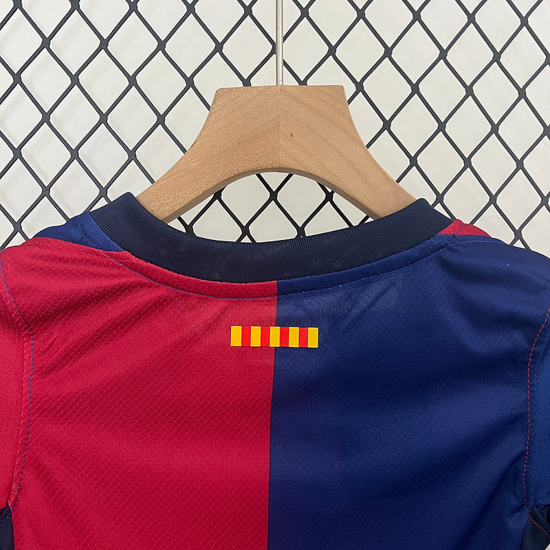 Conjunto Infantil Barcelona l 2024/25 Grená - Modelo Torcedor