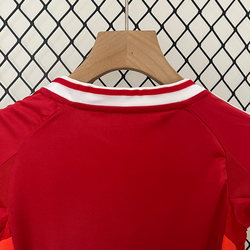 Conjunto Infantil Manchester United l 2024/25 Vermelho - Modelo Torcedor