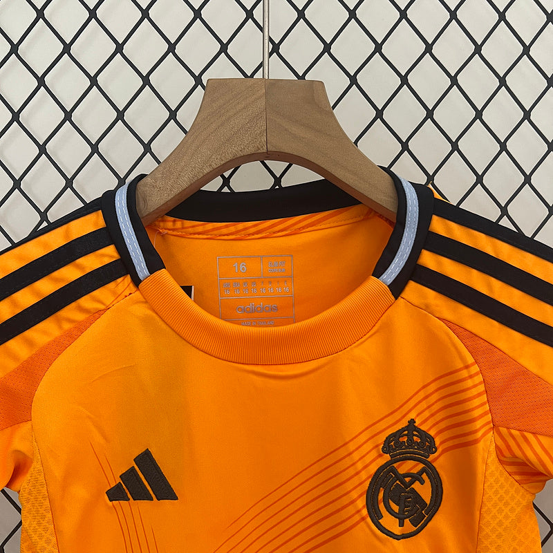 Conjunto Infantil Real Madrid ll 2024/25 Laranja - Modelo Torcedor