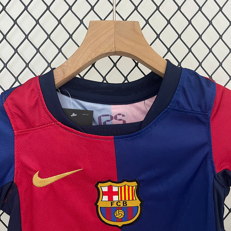 Conjunto Infantil Barcelona l 2024/25 Grená - Modelo Torcedor